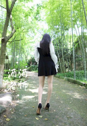 外国趴着打光屁股打红的网站_十万网红美女美酱